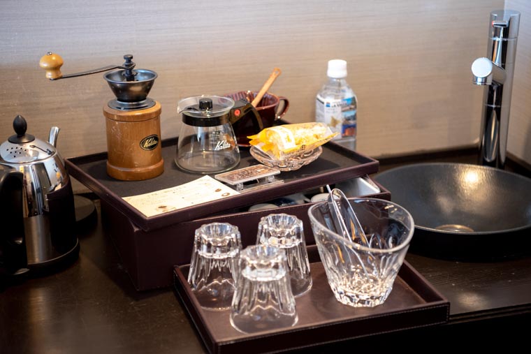 客室に用意された茶器
