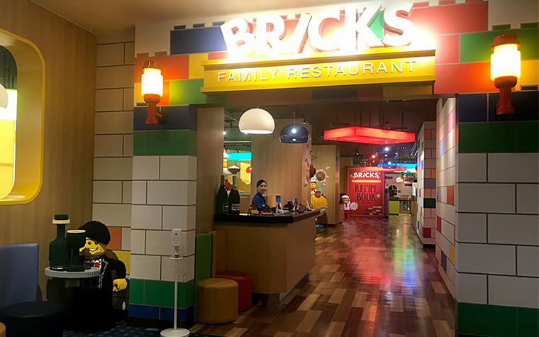 ホテルのメインレストラン「ブリックス・ファミリー・レストラン」