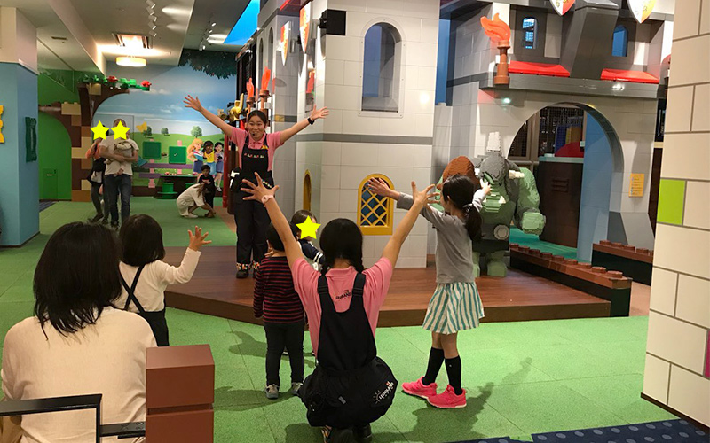 子どもたちだけでキッズプレイエリアで体操やゲームに参加