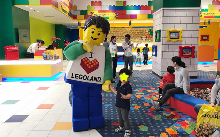 ロビーでレゴランドオリジナルキャラクターのバディ君と遭遇