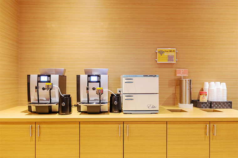 温かいコーヒーや冷たいジュースのご提供