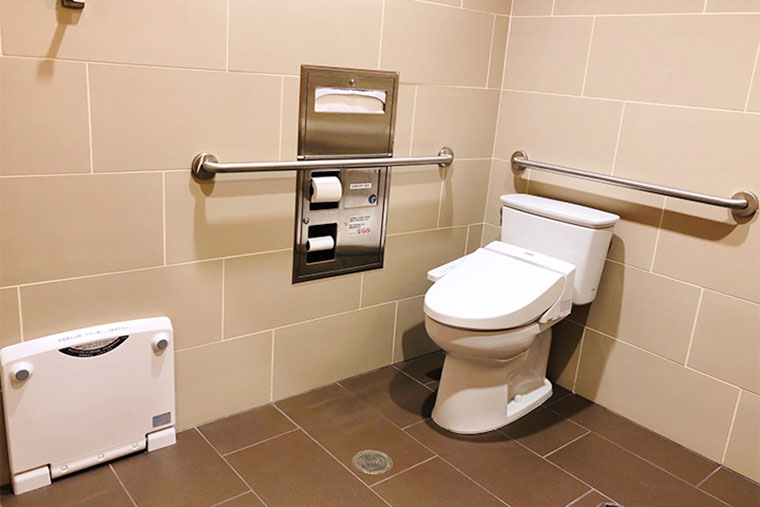 ラウンジ内洗浄付きトイレ完備