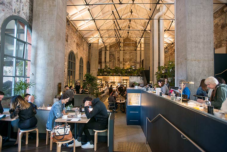 お洒落なカフェで休憩