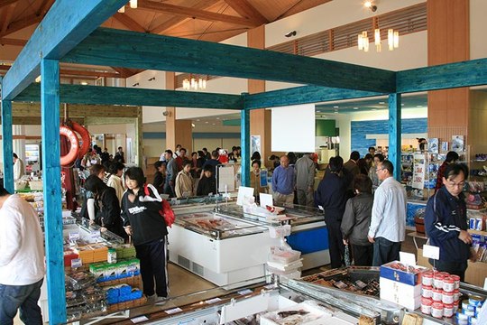 獲れたての新鮮な海産物を購入できる