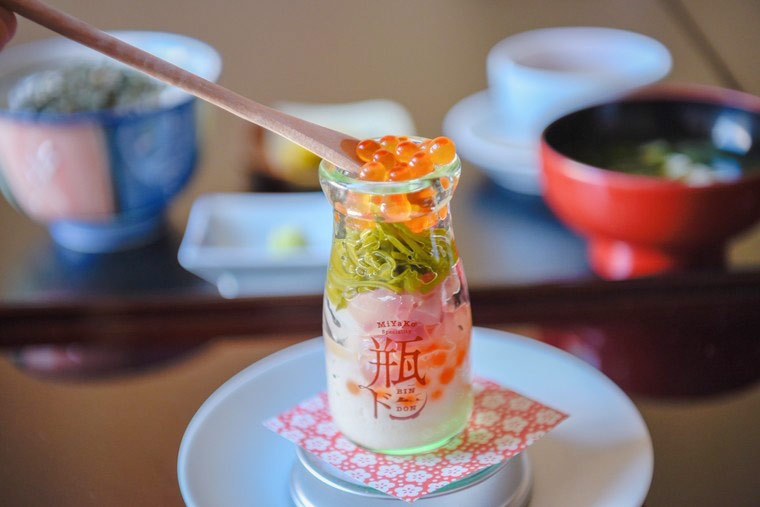 「味処海舟」瓶ドン盛り付け