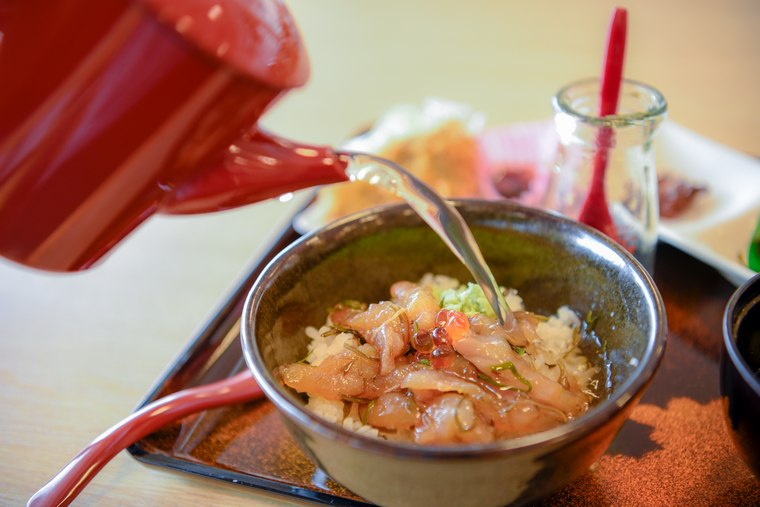 「浄土ヶ浜レストハウス」の「鱈のぶっかけ瓶ドン」(1,250円)