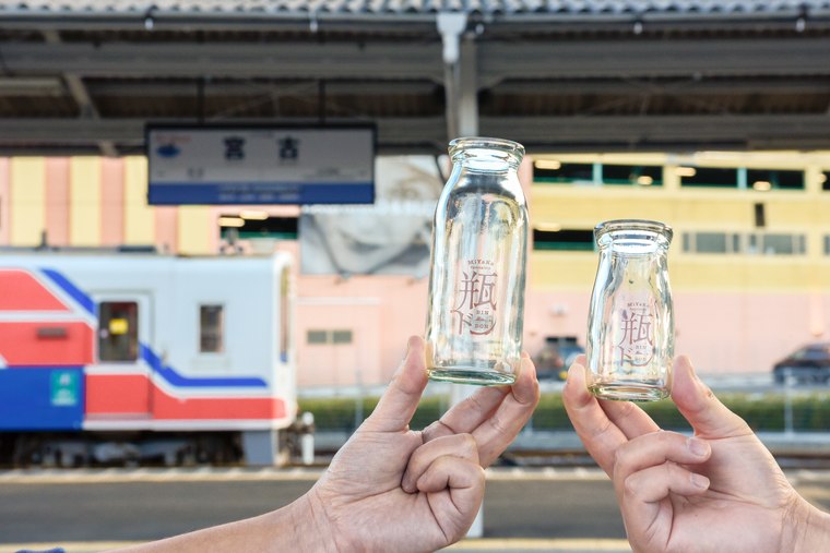 牛乳瓶に詰まったウニ