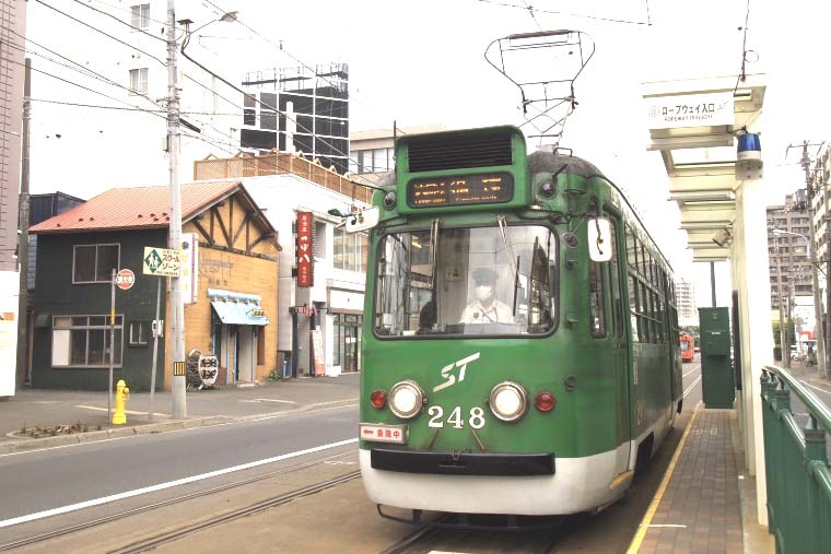 藻岩山　路面電車「西4丁目」から「ロープウェイ入口」