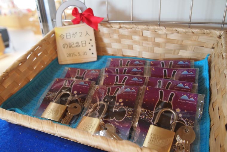 藻岩山　「愛の南京錠」　もいもいのお店