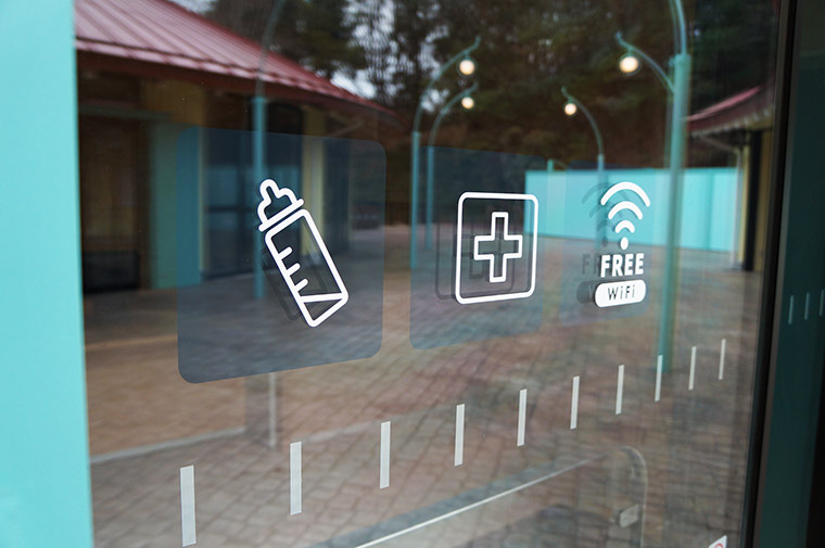 エントランス施設にはレストランとムーミングッズ