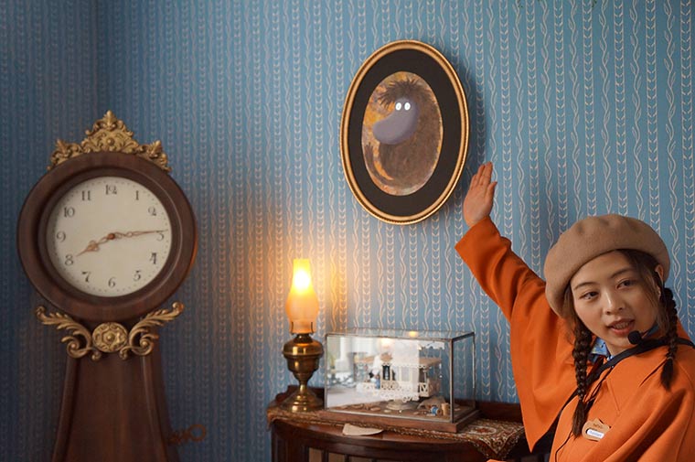 ムーミン屋敷をツアーガイドが案内してくれる