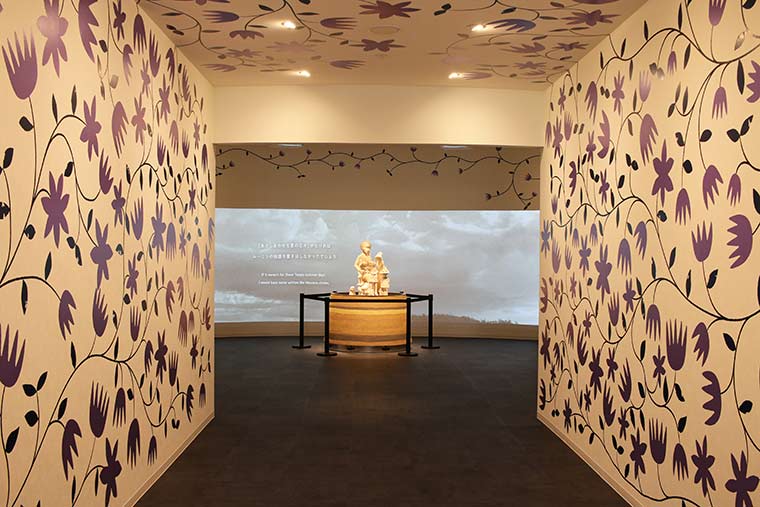 トーベ・ヤンソンが手がけた壁画の再現やオリジナルの原画を展示