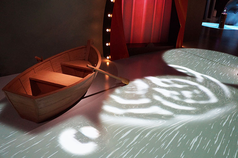 歩くと水面が波打つ展示