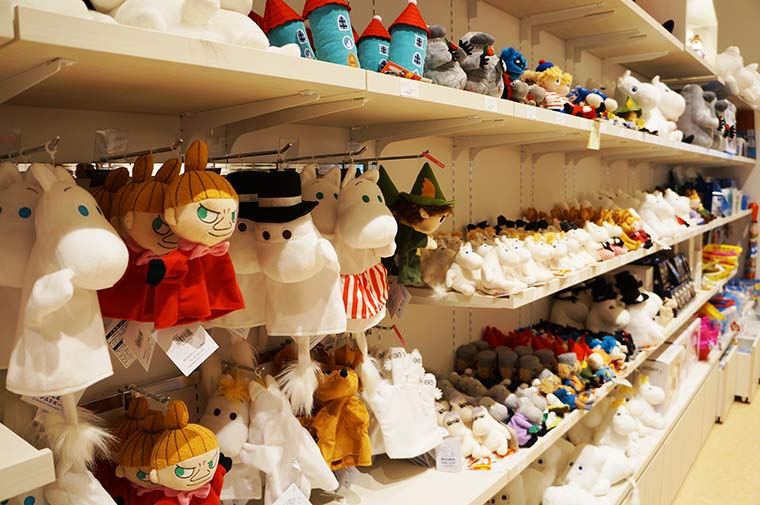 店内に所狭しとムーミンのグッズが並ぶ