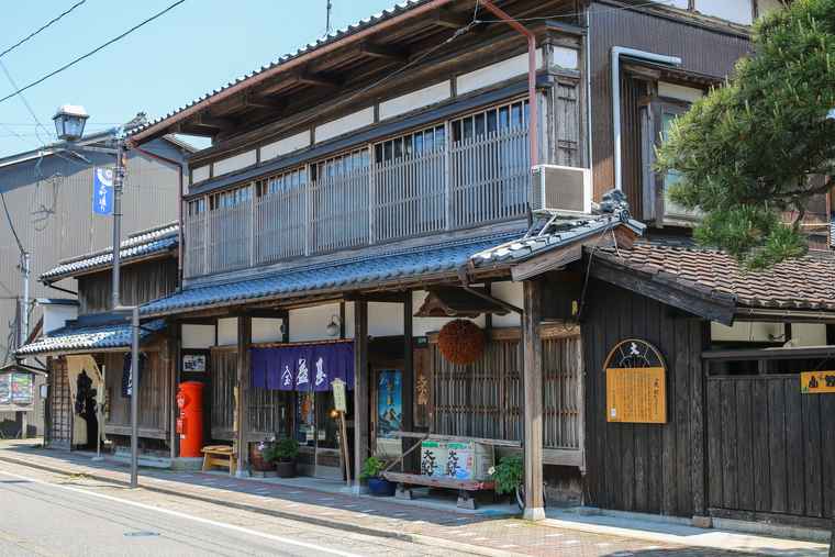 新潟県村上市　古い町屋の残る街並み