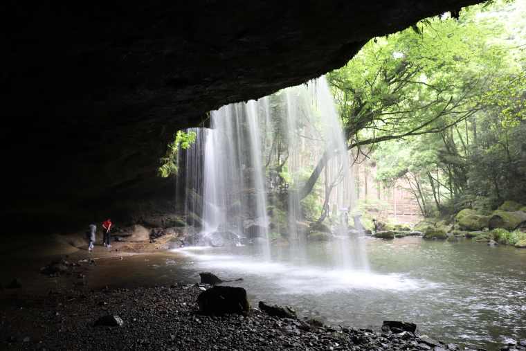 鍋ヶ滝は別名「裏見の滝」と呼ばれる