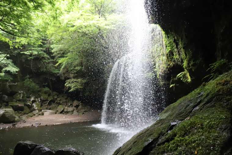 鍋ヶ滝の裏側は水しぶきが吹き込む