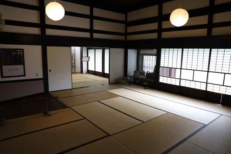 床全面畳敷の坂本善三美術館
