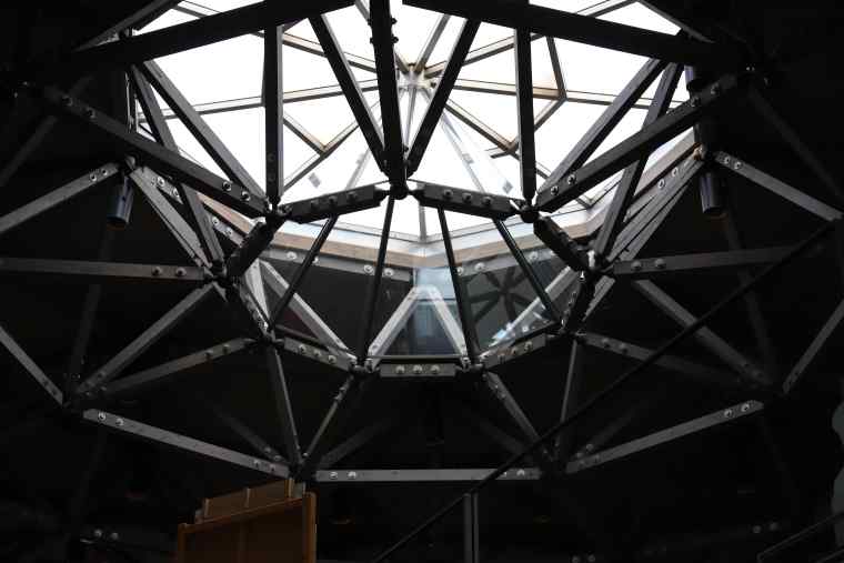 小さな骨組みを組み合わせた構造の道の駅 小国 ゆうステーション