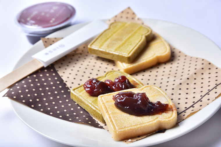 名古屋駅お土産　菓匠 花桔梗「あんトースト最中」