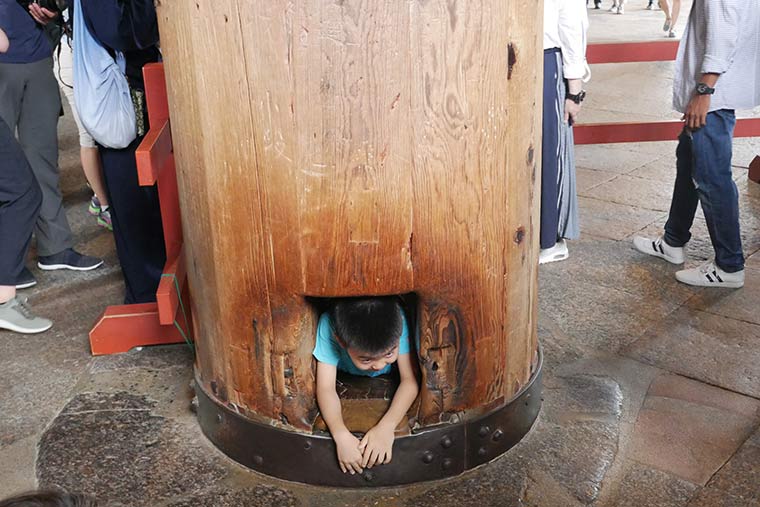 大仏の横にある柱