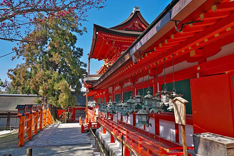 春日大社南門には本殿を囲むように回廊が続く