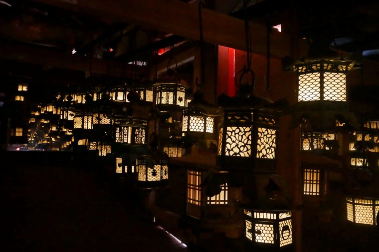 吊り下げられた幻想的な提燈