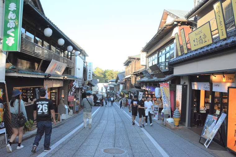成田山新勝寺の参道で食べ歩き