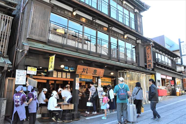 店先で熟練の職人が腕をふるう「川豊」