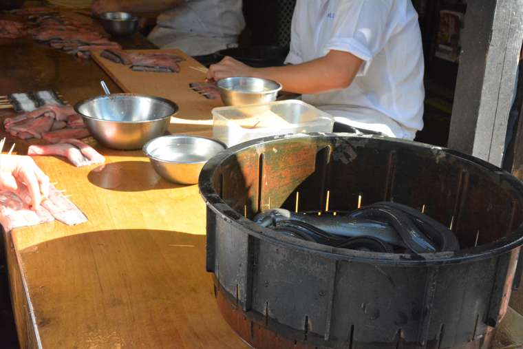 成田山新勝寺の参道で食べ歩き