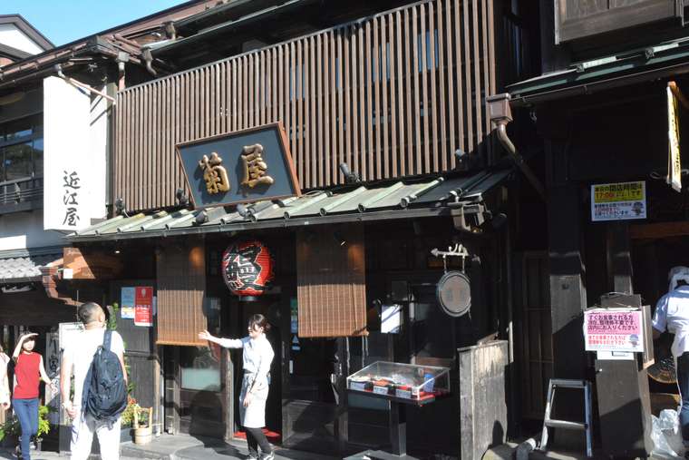 成田山新勝寺の参道で食べ歩き