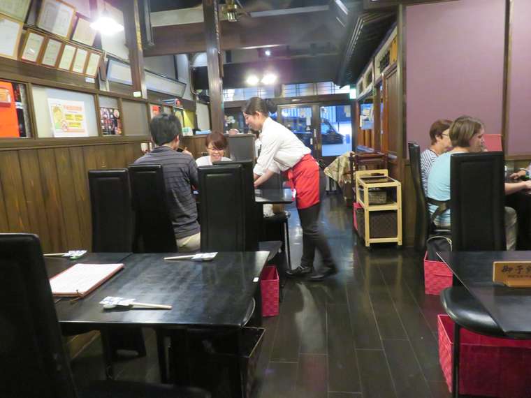 成田山新勝寺の参道で食べ歩き