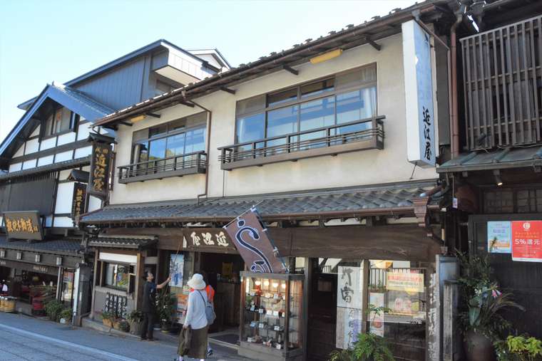 成田山新勝寺の参道で食べ歩き　近江屋