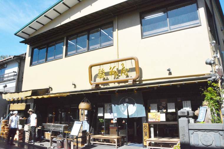 成田山新勝寺の参道で食べ歩き