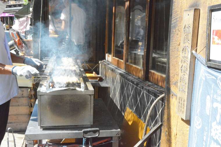 成田山新勝寺の参道で食べ歩き