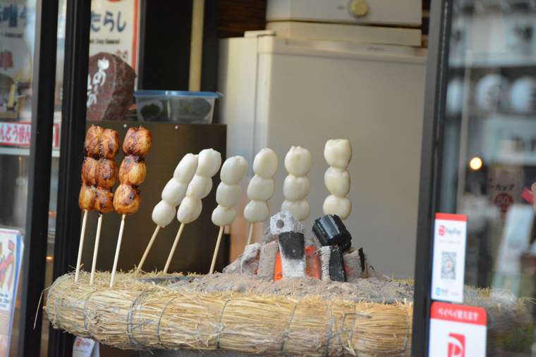 成田山新勝寺の参道で食べ歩き