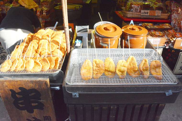 成田山新勝寺の参道で食べ歩き
