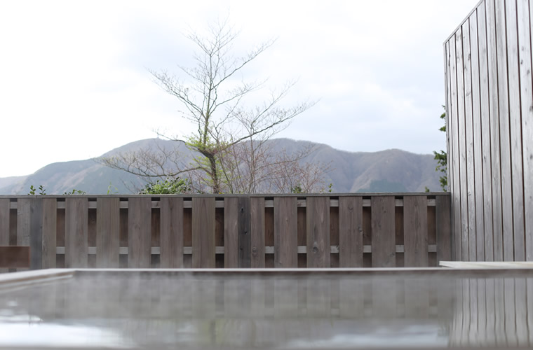 敷地内から湧き出る井戸水を利用したヒノキの露天風呂