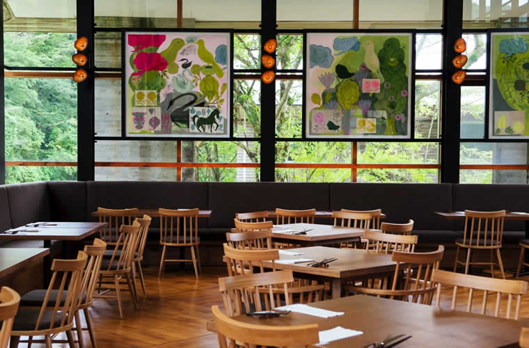 森の中にひときわ存在感を放つWOODSIDE RESTAURANT(ウッドサイド・レストラン)