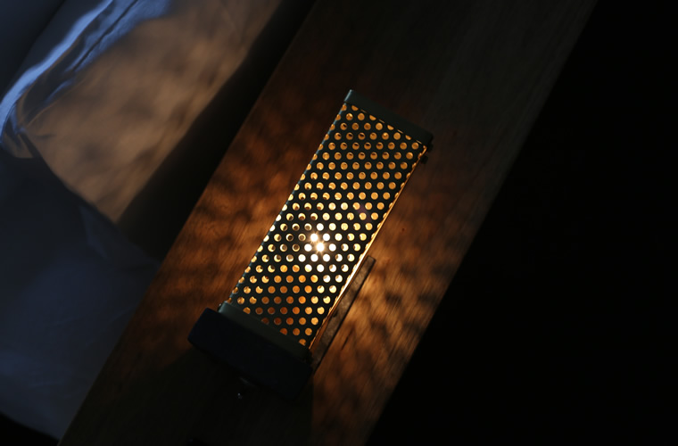 必要最低限の明るさに保たれた証明