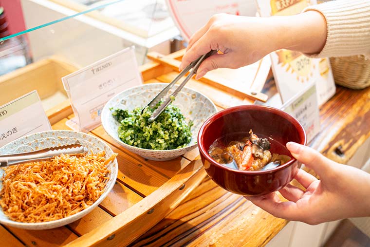 茸出汁と蟹振袖を纏った焼きおにぎり