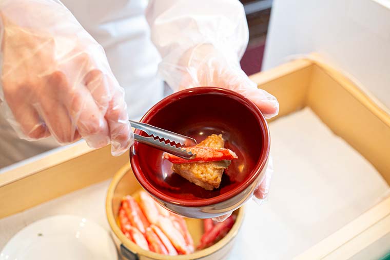 茸出汁と蟹振袖を纏った焼きおにぎり