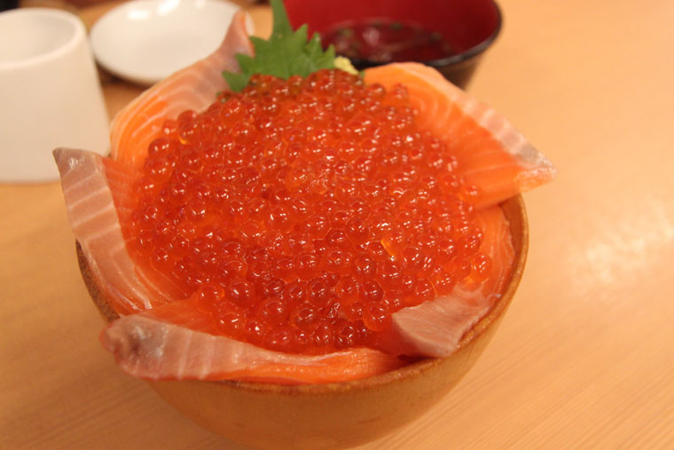 魚屋の台所のサーモンとイクラの親子丼
