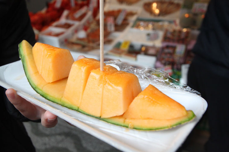 二条市場のカットメロン