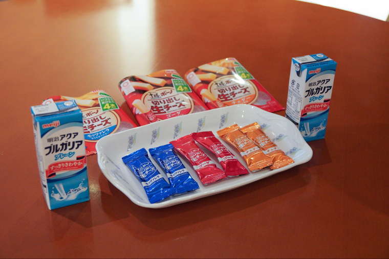 明治なるほどファクトリー十勝　試食のチーズ