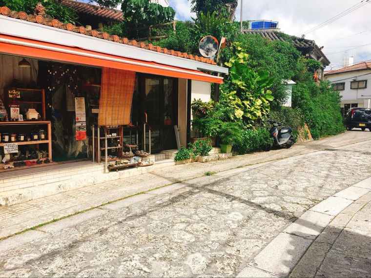 国際通り商店街　壺屋やちむん通り