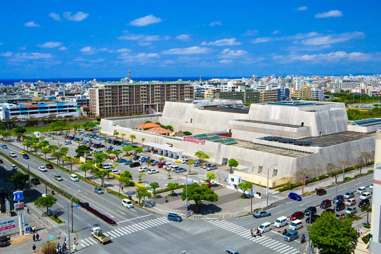 外観は琉球王朝時代の城をイメージ