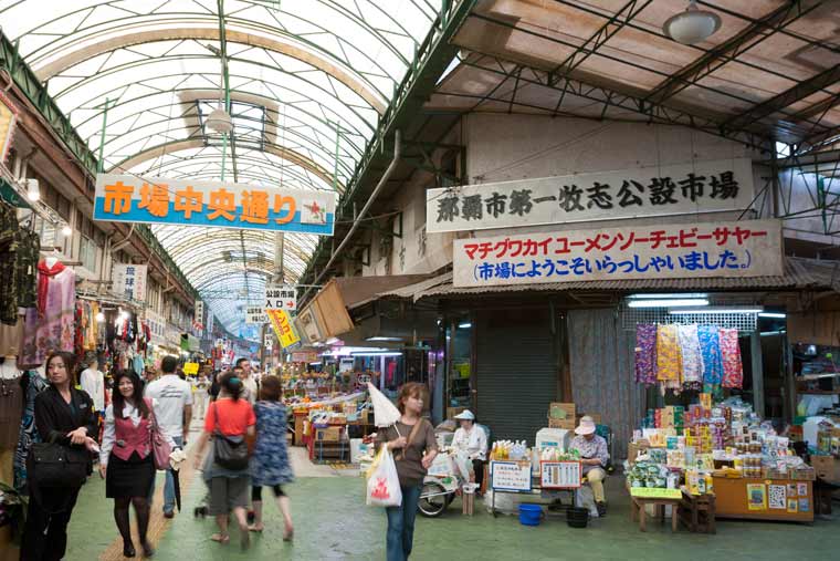 国際通りから市場本通りに入った先が市場です