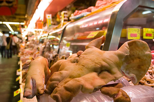 アグー豚や石垣牛などのブランド牛、加工品も豊富