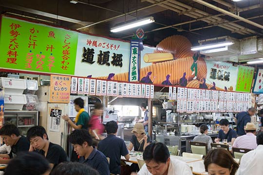 2階は食堂エリア。豊富なメニューに圧倒されます